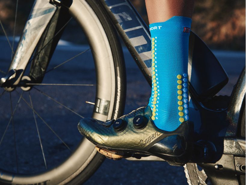 PRO RACING SOCKS V4.0 BIKE - FLUO BLUE/PRIMEROSE